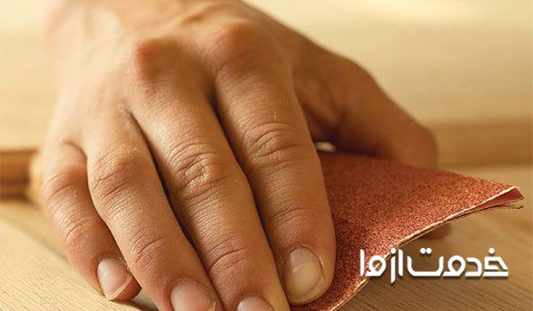 سمباده زدن قبل از زدن رنگ سفید روی چوب